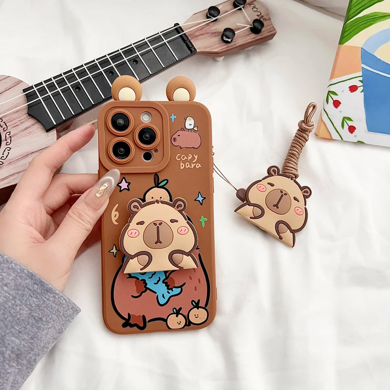 Capa de Capivara com Orelhas e Enfeites